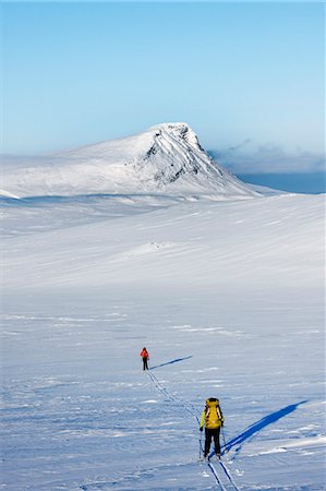 simsearch:6102-08063071,k - Two women doing cross country skiing, Ammarnas, Lapland, Sweden Foto de stock - Sin royalties Premium, Código: 6102-07455801