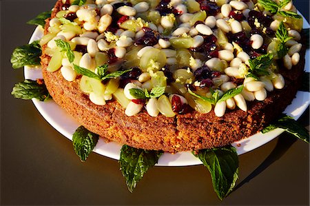simsearch:6102-08882024,k - Close-up of cake with chocolate and almonds Foto de stock - Sin royalties Premium, Código: 6102-07455809