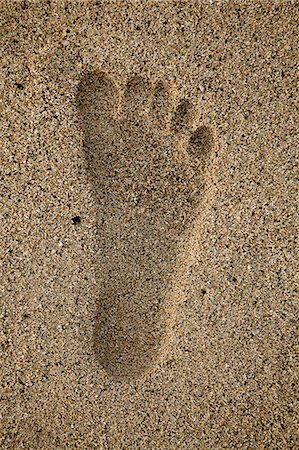 Footprint on sand, close-up Photographie de stock - Premium Libres de Droits, Code: 6102-07455811