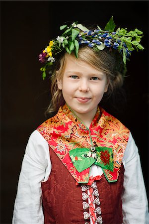 escandinavia - Girl in national costume wearing flower wreath, Sandham, Sweden Foto de stock - Sin royalties Premium, Código: 6102-07521568