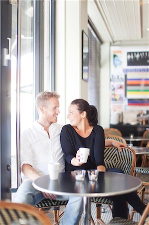 Happy couple in cafe, Vaxjo, Smaland, Sweden Foto de stock - Sin royalties Premium, Código: 6102-07521516