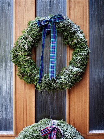 Christmas wreath hanging on door, Varmdo, Uppland, Sweden Stock Photo - Premium Royalty-Free, Code: 6102-07521617