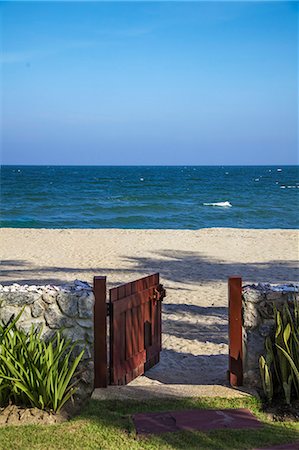 Open gate leading to sandy beach, Thailand Foto de stock - Sin royalties Premium, Código: 6102-07602460