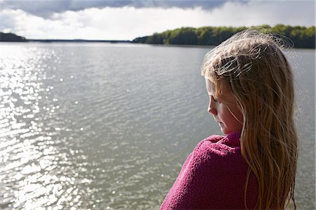 Girl looking at water, Skane, Sweden Foto de stock - Sin royalties Premium, Código: 6102-07602489