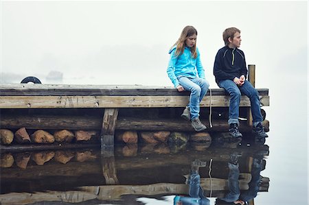 scandinavia lake friends - Boy and girl on jetty looking away, Okno, Smiland, Sweden Foto de stock - Sin royalties Premium, Código: 6102-07602567