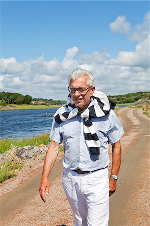 simsearch:6102-07602696,k - Senior man walking, Grundsund, Bohuslan, Sweden Foto de stock - Sin royalties Premium, Código: 6102-07602651