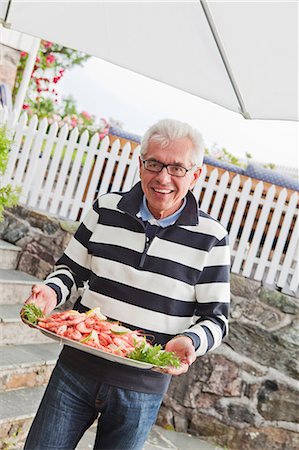 simsearch:6102-07602696,k - Man with shrimps on tray, Norway Fotografie stock - Premium Royalty-Free, Codice: 6102-07602652