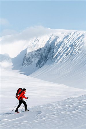 sciatori di fondo - Person skiing, Lapland, Sweden Fotografie stock - Premium Royalty-Free, Codice: 6102-07602762