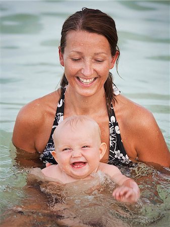 Mother with baby bathing in sea, Thailand Photographie de stock - Premium Libres de Droits, Code: 6102-07602784