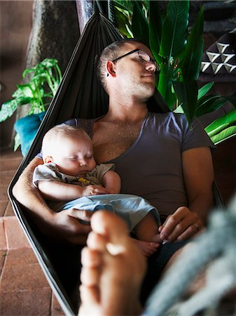 simsearch:6102-07602780,k - Father with baby seeping on hammock, Thailand Foto de stock - Sin royalties Premium, Código: 6102-07602793
