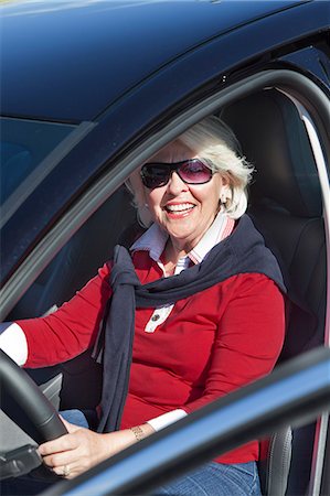 simsearch:6102-07602692,k - Senior woman in car, Sweden Foto de stock - Sin royalties Premium, Código: 6102-07602721