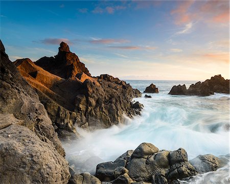 regiao autonoma da madeira - Waves at sunset, Madeira, Portugal Foto de stock - Sin royalties Premium, Código: 6102-07602866