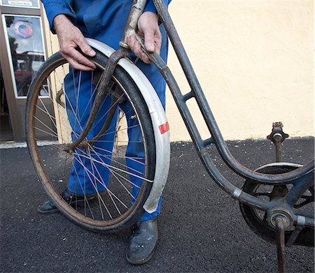simsearch:6102-08995022,k - Man repairing bicycle tire, Blekinge, Sweden Photographie de stock - Premium Libres de Droits, Code: 6102-07602875