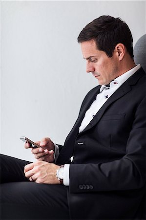 simsearch:6126-09204310,k - Mid adult businessman using cell phone, Stockholm, Sweden Photographie de stock - Premium Libres de Droits, Code: 6102-07602967