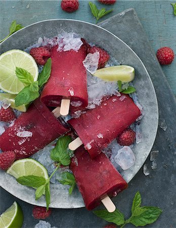 simsearch:6102-08062881,k - Raspberry ice-cream, Sweden Foto de stock - Sin royalties Premium, Código: 6102-07602931