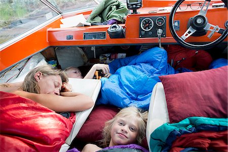 Family sleeping in a small boat Foto de stock - Sin royalties Premium, Código: 6102-07768342