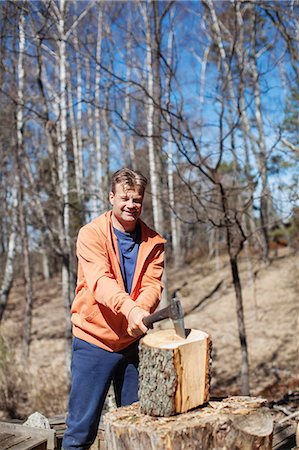 Mid adult man chopping wood, Sweden Foto de stock - Sin royalties Premium, Código: 6102-07768377