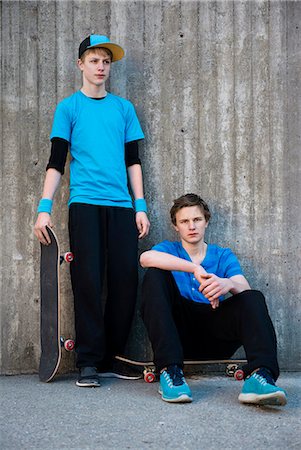 skateboard - Two teenage boys against concrete wall, Stockholm, Sweden Photographie de stock - Premium Libres de Droits, Code: 6102-07768454