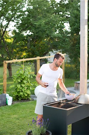 Man having grill in garden, Stockholm, Sweden Stockbilder - Premium RF Lizenzfrei, Bildnummer: 6102-07768458