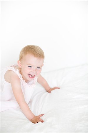 simsearch:6102-07768749,k - Happy girl, studio shot Photographie de stock - Premium Libres de Droits, Code: 6102-07768646