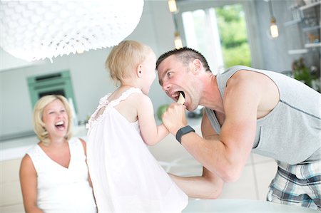 potato chips - Father playing with daughter, Stockholm, Sweden Stock Photo - Premium Royalty-Free, Code: 6102-07768650