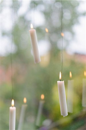 Burning candles hanging against window Photographie de stock - Premium Libres de Droits, Code: 6102-07768692