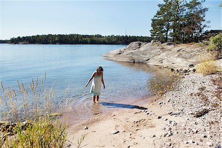simsearch:6102-08120129,k - Woman wading in water, Sweden Foto de stock - Sin royalties Premium, Código: 6102-07768696