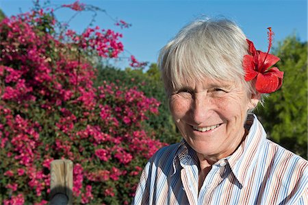 simsearch:6102-07602692,k - Smiling senior woman with flower in hair, Sicily Foto de stock - Sin royalties Premium, Código: 6102-07768761