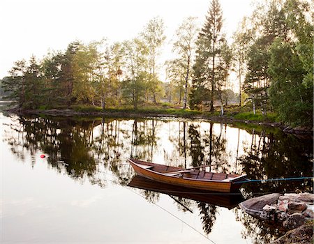 Rowing boat on water Stock Photo - Premium Royalty-Free, Code: 6102-07768851