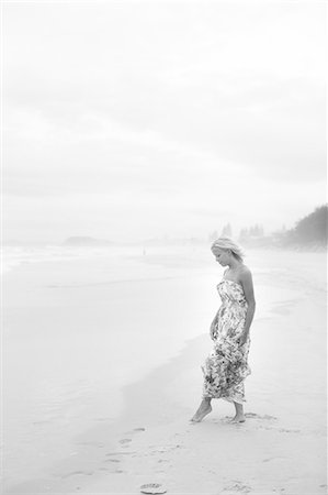 simsearch:6102-07768988,k - Woman on foggy beach Stock Photo - Premium Royalty-Free, Code: 6102-07768863