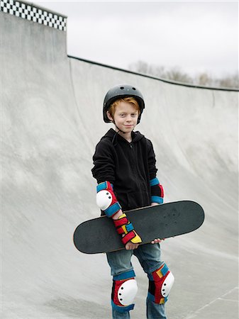 simsearch:6102-06471171,k - Boy with skateboard, Stockholm, Sweden Photographie de stock - Premium Libres de Droits, Code: 6102-07768869