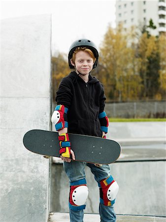 simsearch:6102-06471171,k - Boy with skateboard, Stockholm, Sweden Photographie de stock - Premium Libres de Droits, Code: 6102-07768872