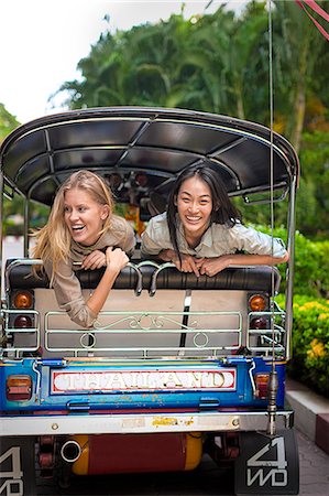 Young women on rickshaw, Bangkok, Thailand Foto de stock - Sin royalties Premium, Código: 6102-07768960