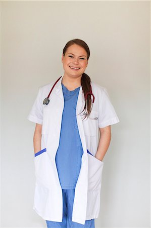 smaland - Smiling doctor, studio shot Fotografie stock - Premium Royalty-Free, Codice: 6102-07769046