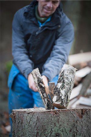 power ax - Man chopping firewood, Sweden Photographie de stock - Premium Libres de Droits, Code: 6102-07769096