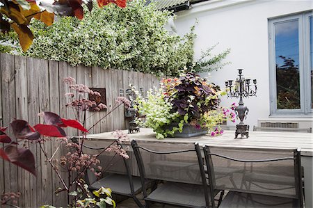 Table in garden Photographie de stock - Premium Libres de Droits, Code: 6102-07769181