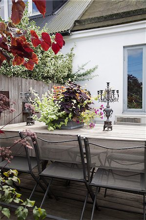 dining area - Table in garden Photographie de stock - Premium Libres de Droits, Code: 6102-07769182