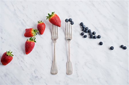 Forks, strawberries and blueberries, studio shot Stock Photo - Premium Royalty-Free, Code: 6102-07769187