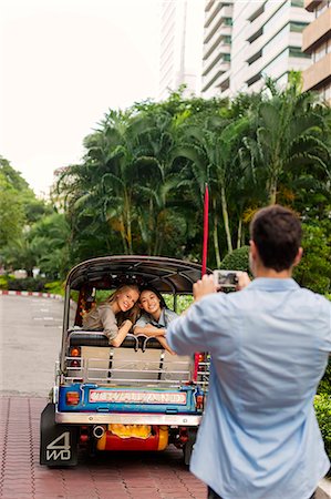 simsearch:400-04835760,k - Man taking photo of friends in auto rickshaw Foto de stock - Sin royalties Premium, Código: 6102-07769101