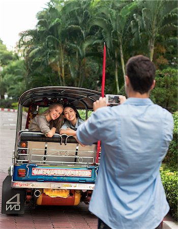 Man taking photo of friends in auto rickshaw Photographie de stock - Premium Libres de Droits, Code: 6102-07769102