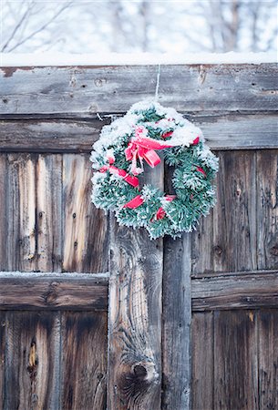 Christmas wreath on wooden fence Stock Photo - Premium Royalty-Free, Code: 6102-07769222