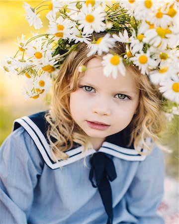 Smiling girl with flower wreath Photographie de stock - Premium Libres de Droits, Code: 6102-07769454