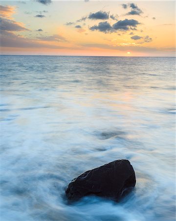 simsearch:6102-08994811,k - Rock in water at sunset, Madeira Foto de stock - Royalty Free Premium, Número: 6102-07789513