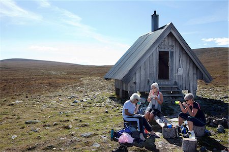 Senior women having break in front of mountain shed Photographie de stock - Premium Libres de Droits, Code: 6102-07789644