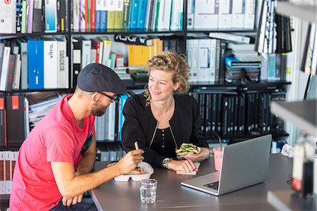 simsearch:6102-08942520,k - Colleagues having lunch break Photographie de stock - Premium Libres de Droits, Code: 6102-07789690