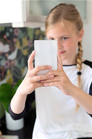 simsearch:6102-07768969,k - Girl taking picture of herself with smartphone Foto de stock - Royalty Free Premium, Número: 6102-07789608