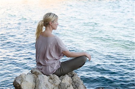 simsearch:693-03312809,k - Woman meditating at sea Foto de stock - Sin royalties Premium, Código: 6102-07789718