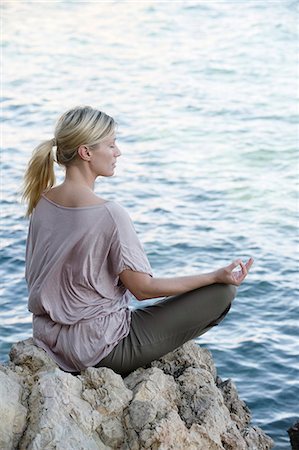 simsearch:693-03312809,k - Woman meditating at sea Foto de stock - Sin royalties Premium, Código: 6102-07789719