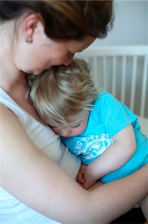 simsearch:6102-08760968,k - Mother cuddling baby Photographie de stock - Premium Libres de Droits, Code: 6102-07789738