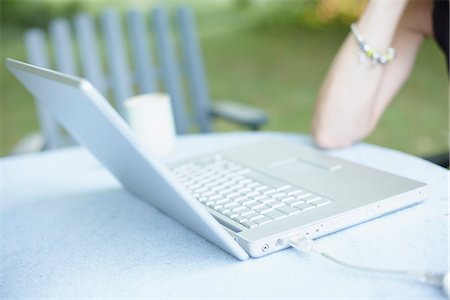 simsearch:6102-03867132,k - Woman using laptop outdoor Stockbilder - Premium RF Lizenzfrei, Bildnummer: 6102-07789967